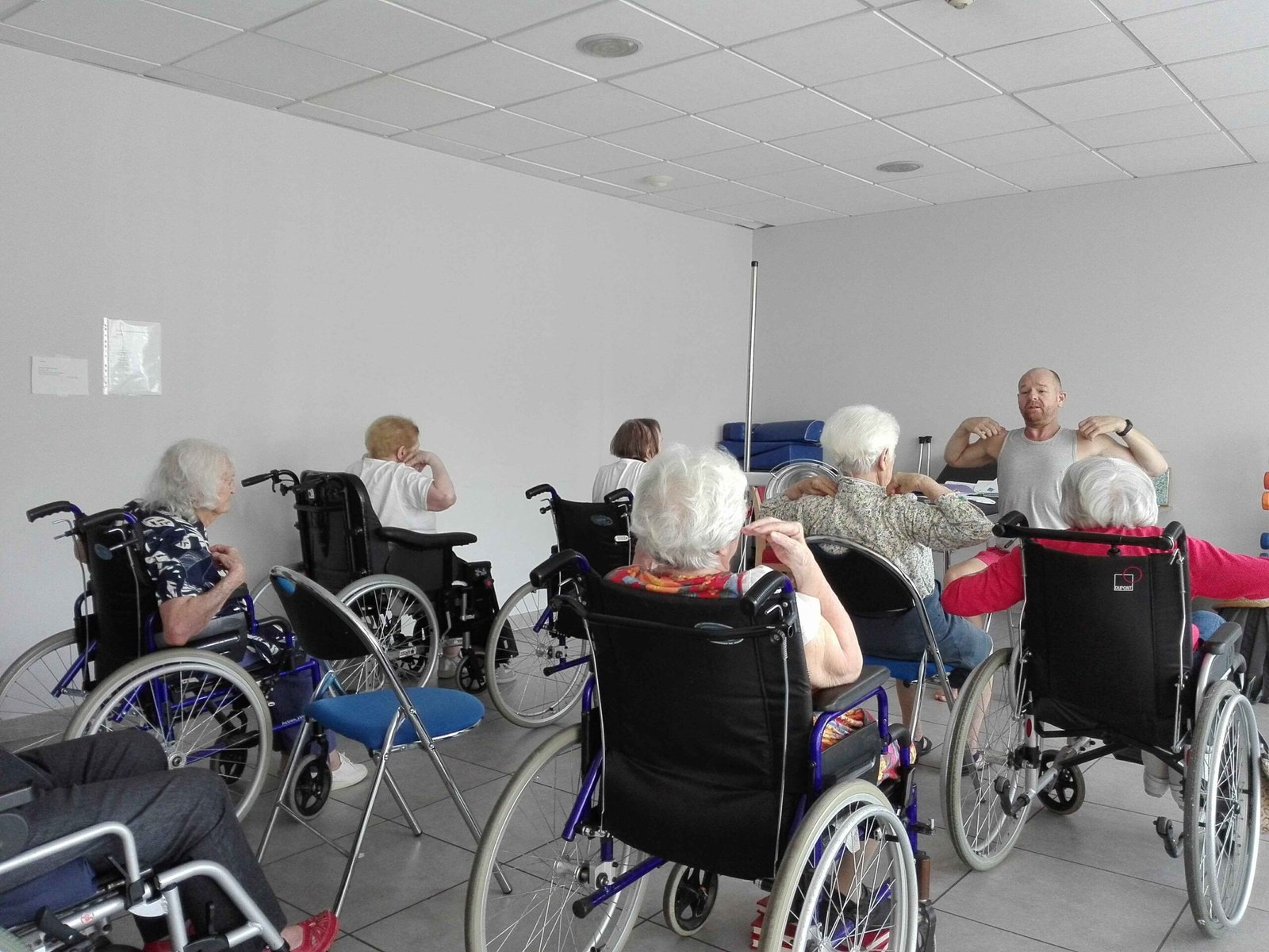 vieillissement psychomoteur, vieillissement physiologique, vieillissement biologique, vieillissement perceptif, motricité, coordination, capacités cognitives, troubles dysexécutifs, système nerveux central, équilibre, posture, mémoire épisodique, mémoire sémantique, prévention des chutes, yoga sur chaise, bien-être émotionnel, autonomie, qualité de vie, personnes âgées, stratégies d'adaptation.