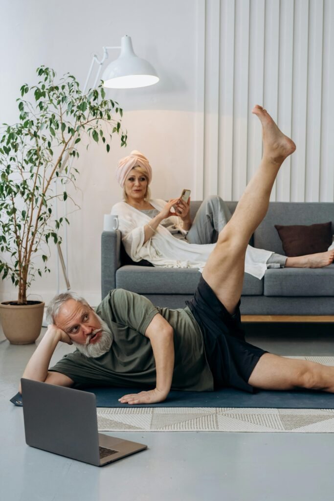 vieillissement, autonomie, équilibre, mémoire, bien-être après 60 ans, prévention des chutes, activité physique adaptée, yoga sur chaise, hypnose relaxation, sommeil des seniors.