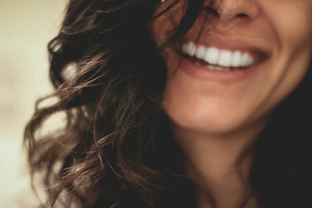 Femme, joie, émotions, stress, retrouver le esourtire, hypnos