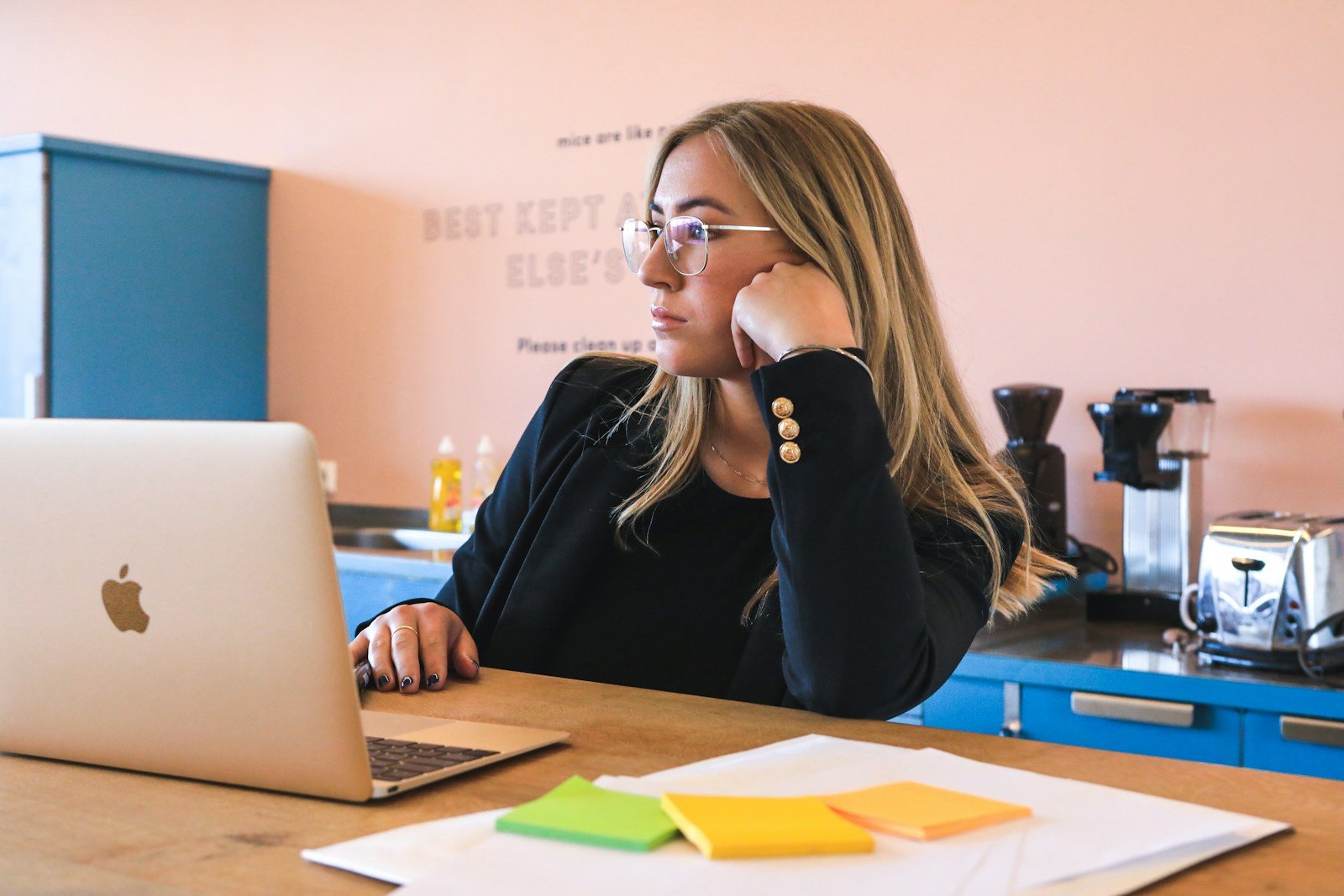 woman in black long sleeve shirt wearing black framed eyeglasses using macbook, stress, thinking, comment aller mieux
