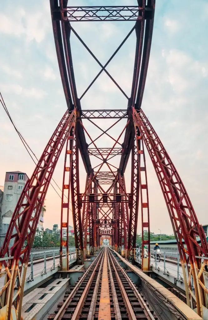 A train track going across a bridge over water, se sentir bien