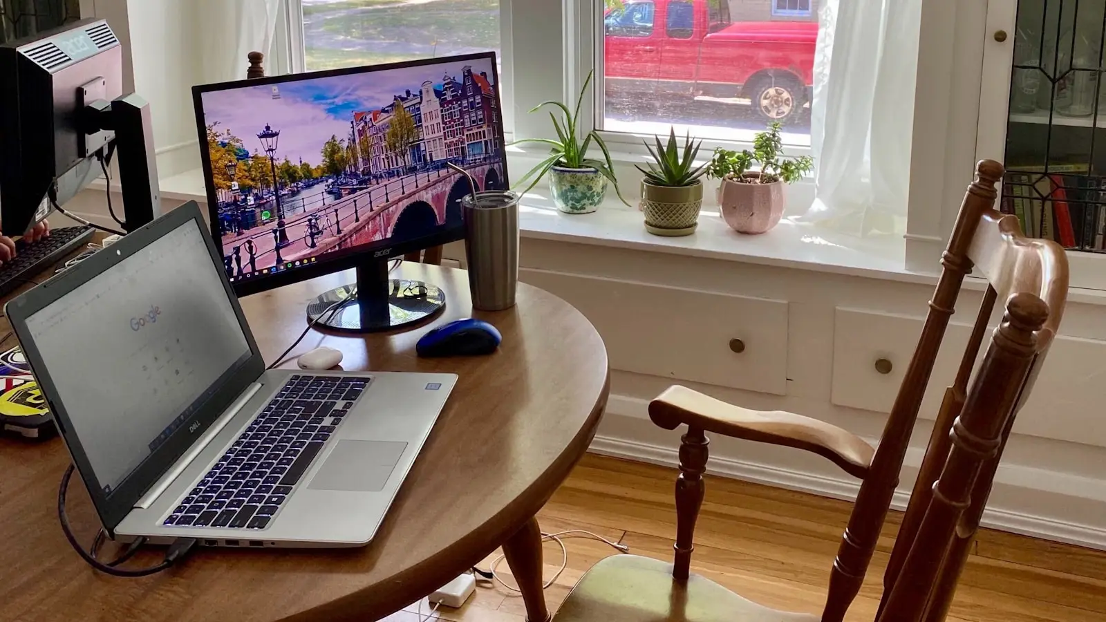 silver macbook pro on brown wooden table, seance en ligne, hypnose