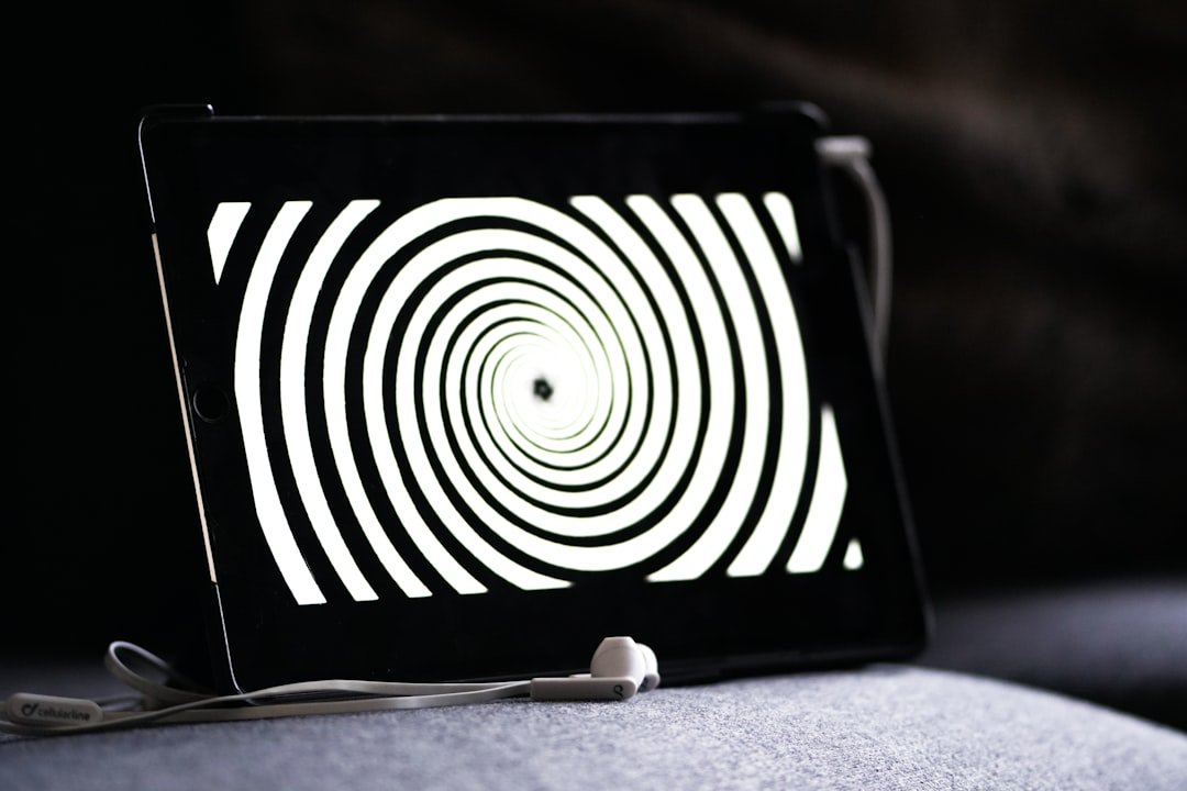 ecran, cible, hypnose en ligne, écouteurs, stress, anxiété, douleurs, soulager, tension corporelles