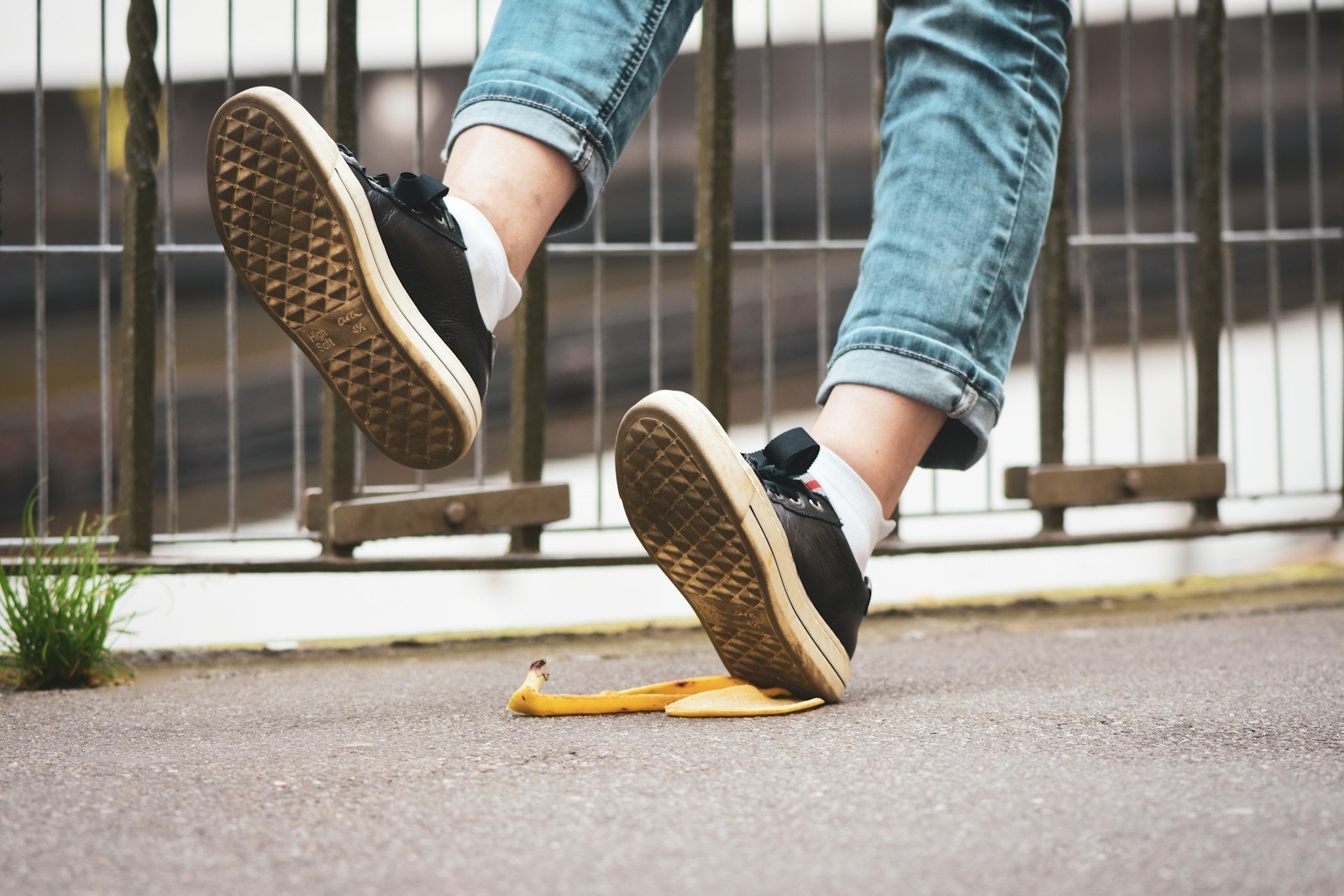 a person stepping on a banana peel on the ground, chutes, personne qui chute, peur, anxiété